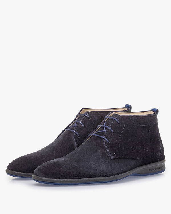 Donkerblauwe su&egrave;de veterboot