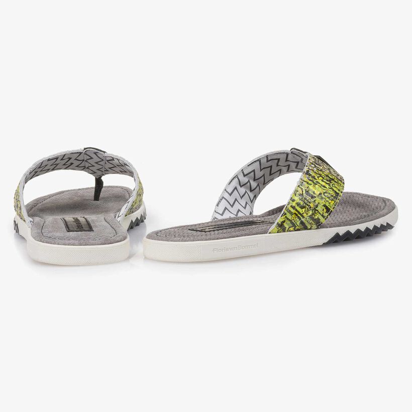 Gele leren teenslipper met snakeprint
