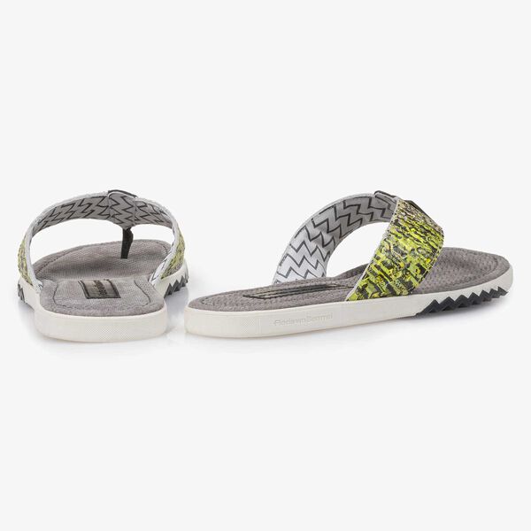 Gele leren teenslipper met snakeprint