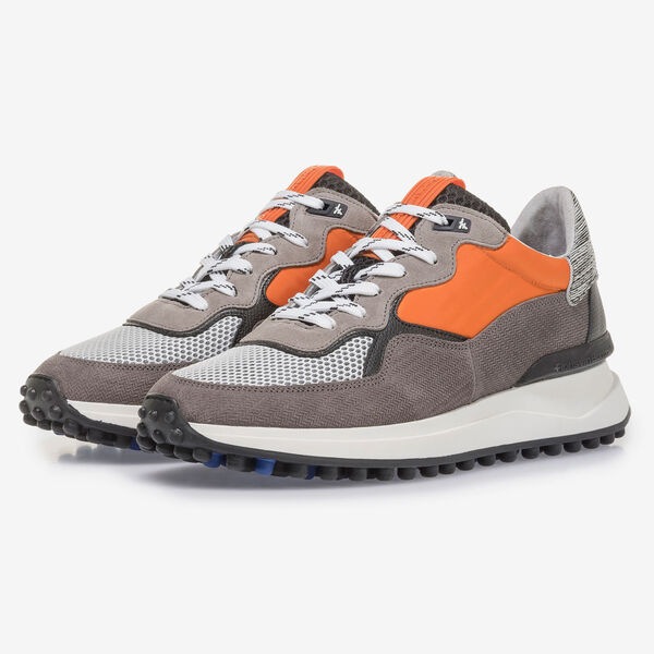 Grijze su&egrave;de sneaker met oranje details