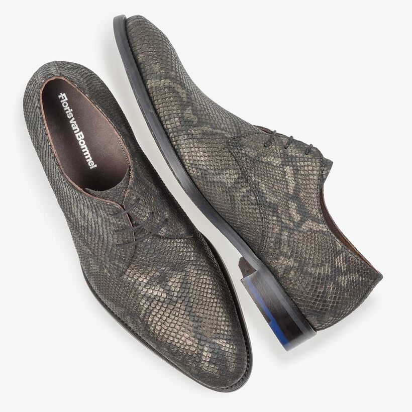 Veterschoen met olijfgroene snakeprint