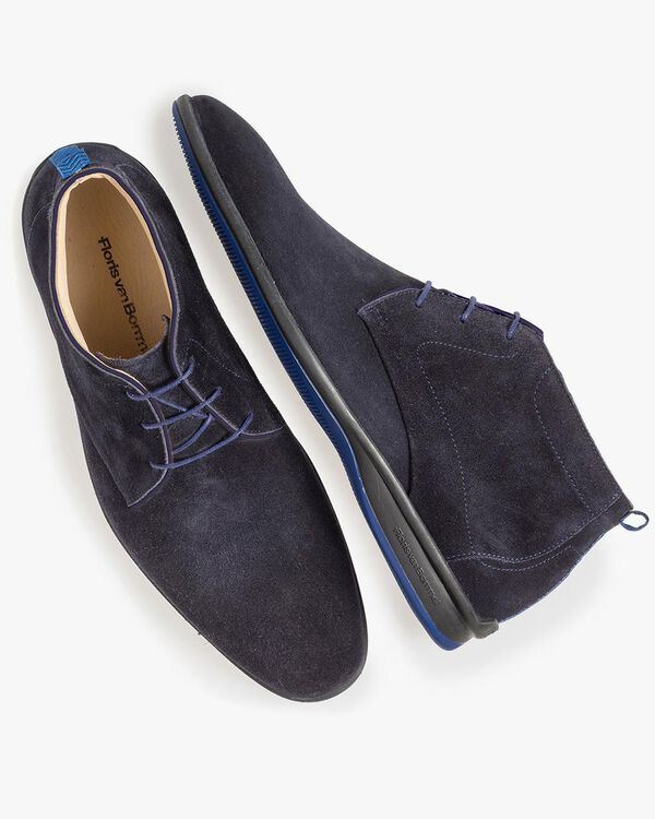 Donkerblauwe su&egrave;de veterboot