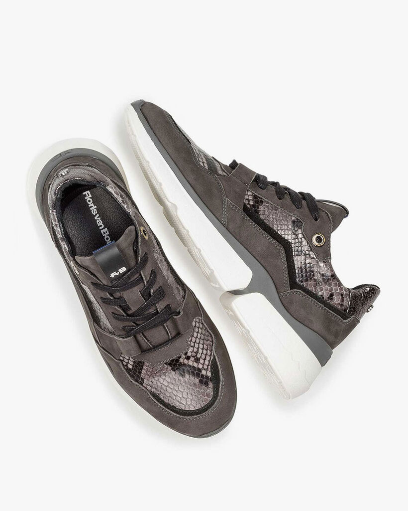 Donkergrijze su&egrave;de sneaker met snakeprint