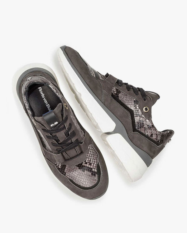Donkergrijze su&egrave;de sneaker met snakeprint