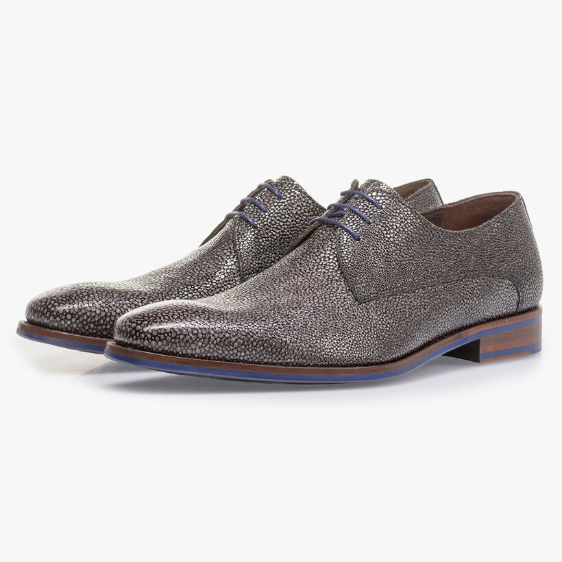 Grijze veterschoen met metallicprint