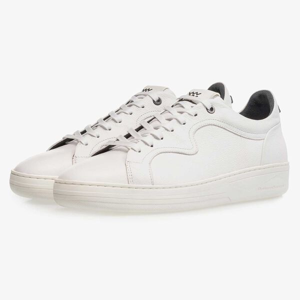 Witte kalfsleren sneaker met lichte structuur