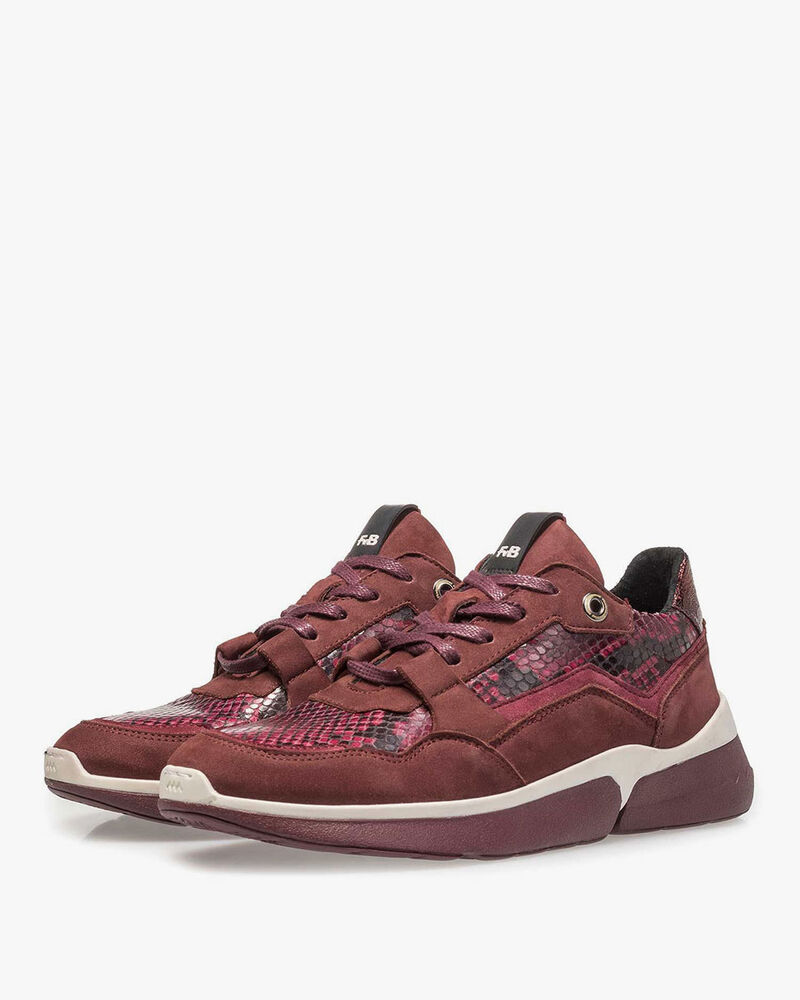 Bordeauxrode su&egrave;de sneaker met snakeprint