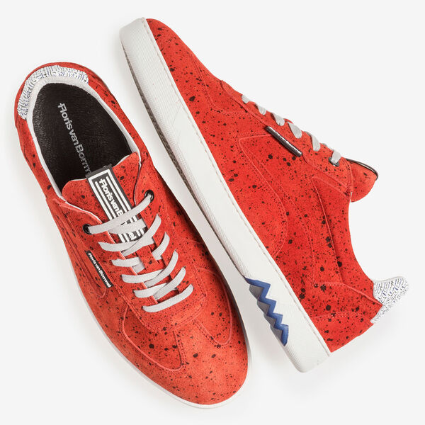 Rode su&egrave;de sneaker met zwarte print