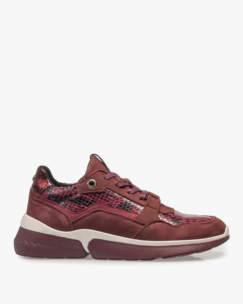 Bordeauxrode su&egrave;de sneaker met snakeprint