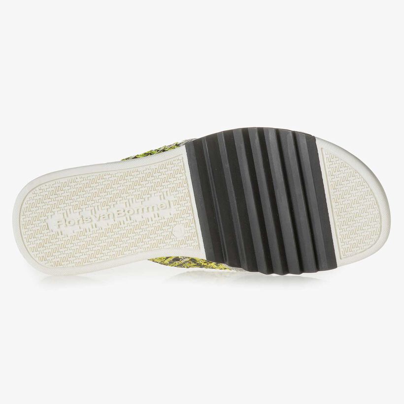 Gele leren teenslipper met snakeprint