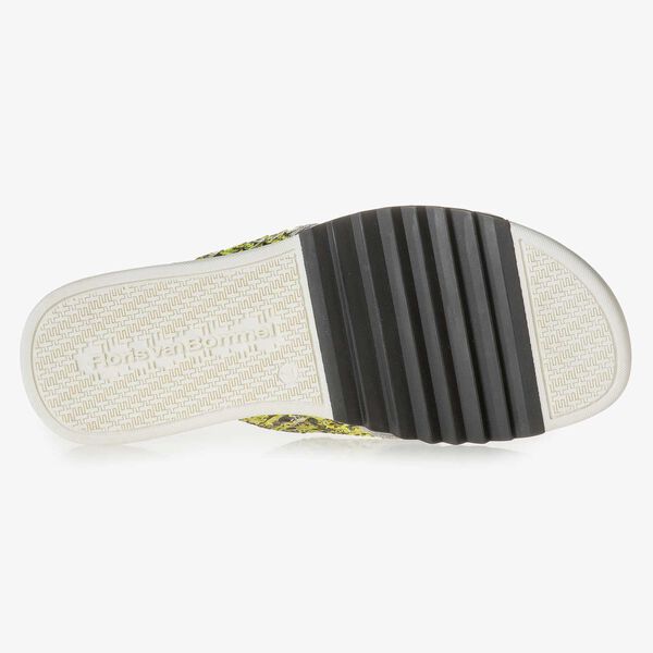 Gele leren teenslipper met snakeprint