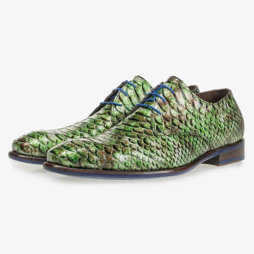 Groene lakleren veterschoen met snakeprint