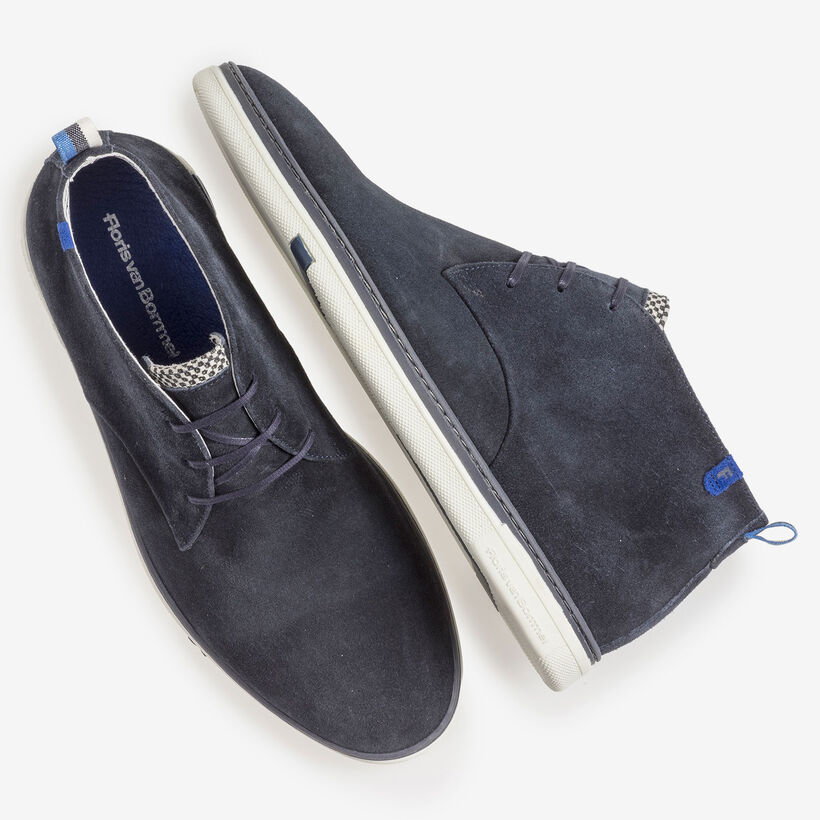 Donkerblauwe su&egrave;de veterboot