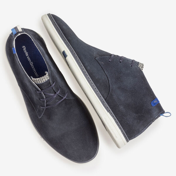 Donkerblauwe su&egrave;de veterboot