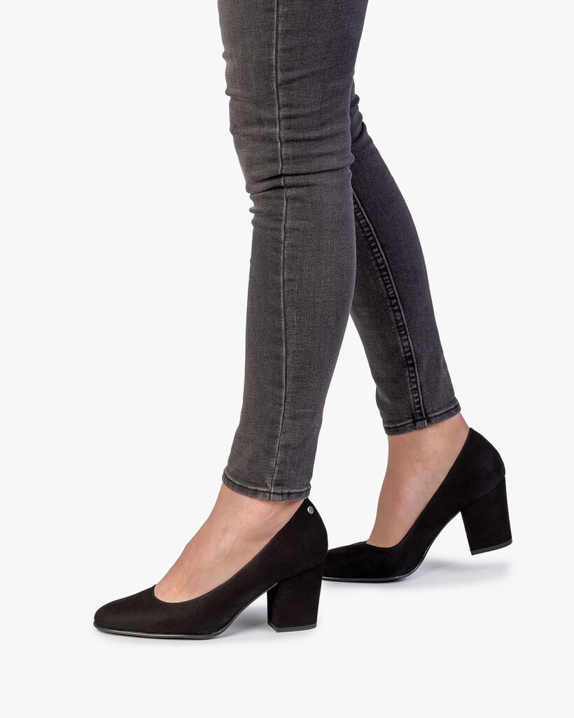 Zwarte su&egrave;de pump