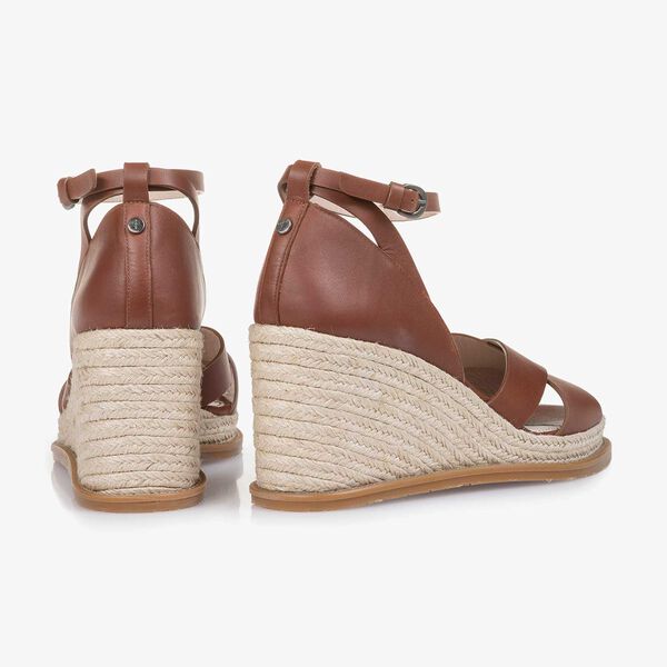 Leren sandaal met sleehak cognac