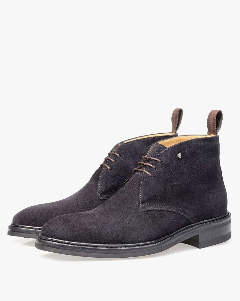 Donkerblauwe su&egrave;de veterboot