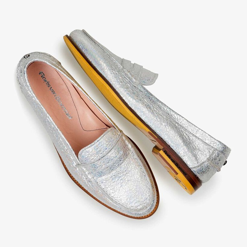 Zilveren metallic leren loafer met craquel&eacute; effect