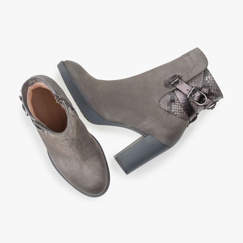 Grijze nubuckleren enkellaars met snakeprint
