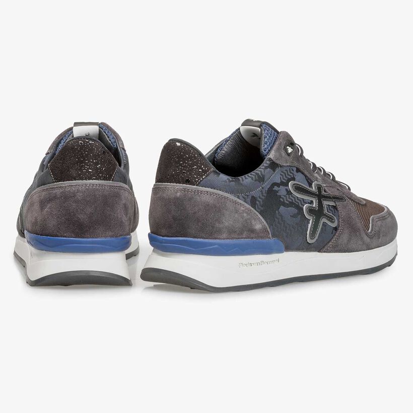Donkergrijze su&egrave;de sneaker met print