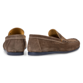 Su&egrave;de loafer taupekleurig