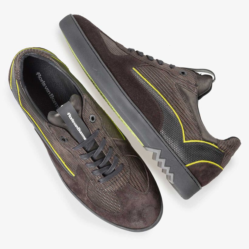 Donkerbruine su&egrave;de sneaker met dessin