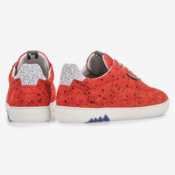 Rode su&egrave;de sneaker met zwarte print