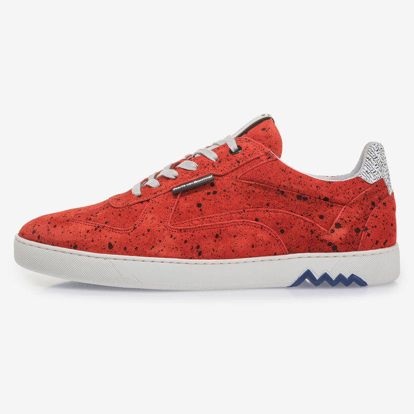 Rode su&egrave;de sneaker met zwarte print