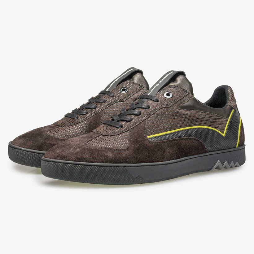 Donkerbruine su&egrave;de sneaker met dessin