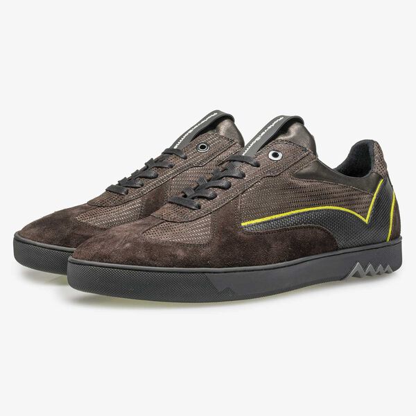 Donkerbruine su&egrave;de sneaker met dessin