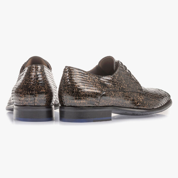 Bruine lakleren veterschoen met metallicprint