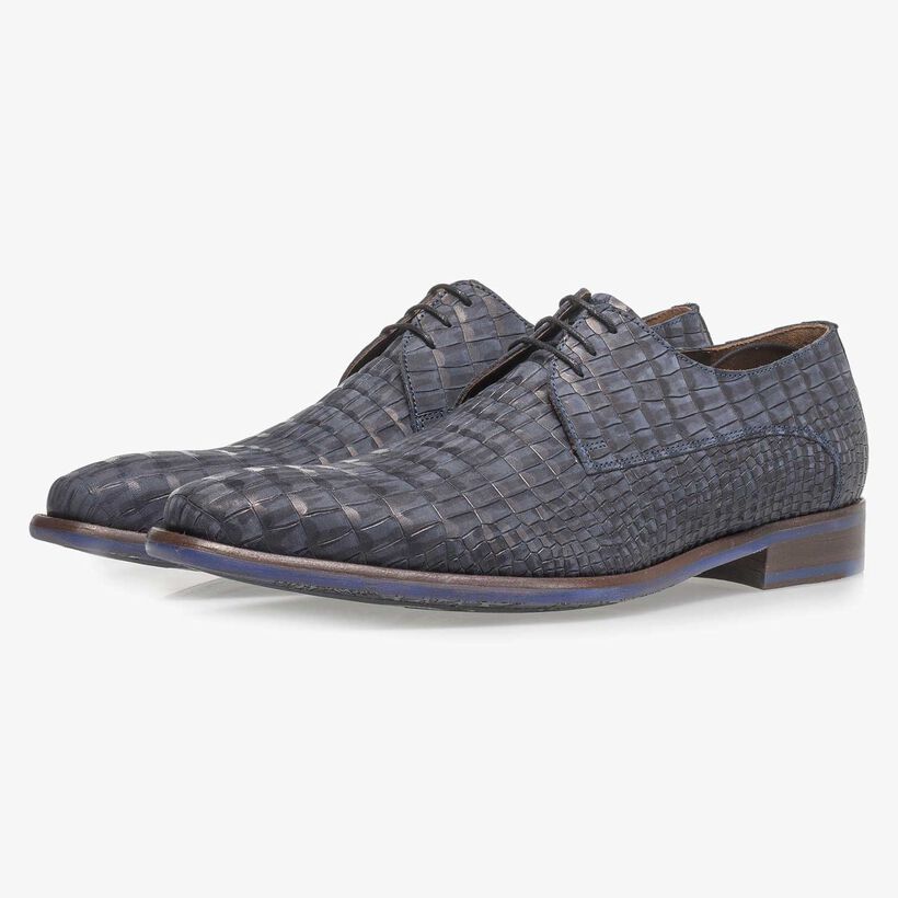 Blauwe nubuckleren veterschoen met crocoprint