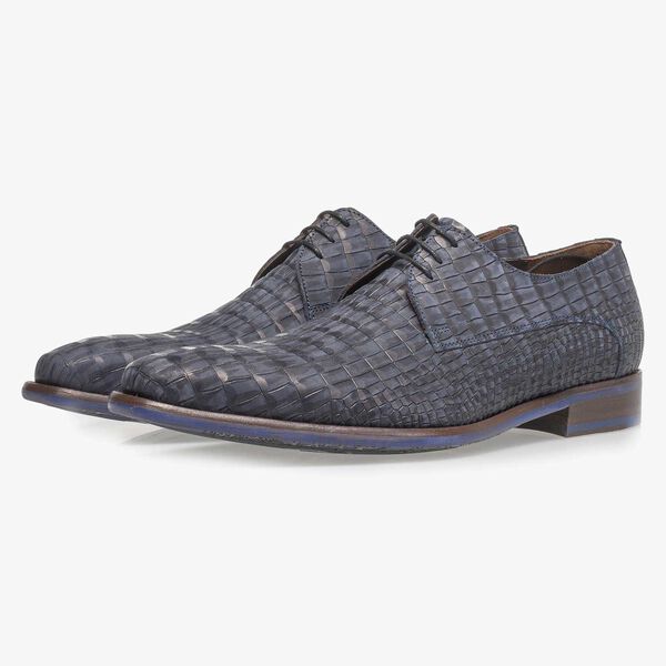 Blauwe nubuckleren veterschoen met crocoprint
