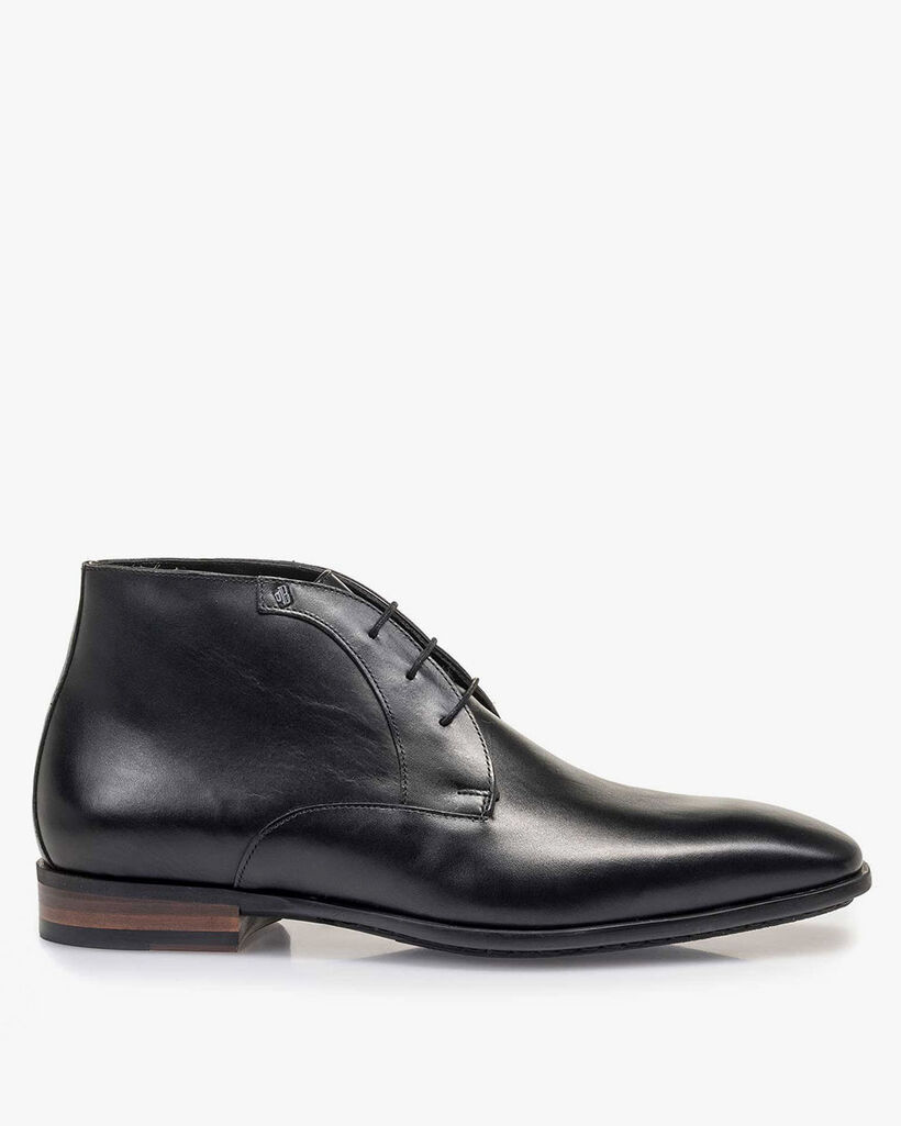 Black leather lace shoe