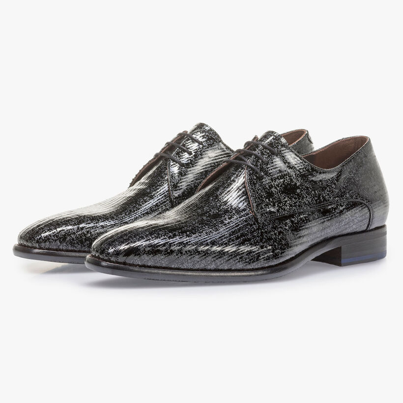 Zwarte lakleren veterschoen met metallicprint