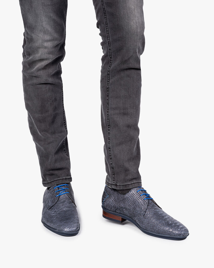 Donkerblauwe nubuckleren veterschoen met snakeprint