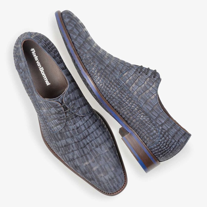Blauwe nubuckleren veterschoen met crocoprint