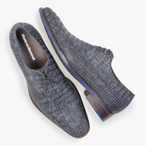 Blauwe nubuckleren veterschoen met crocoprint