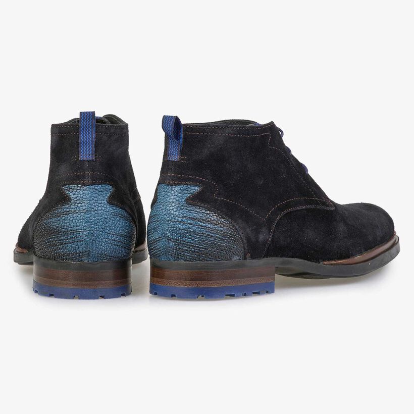 Donkerblauwe su&egrave;de veterboot