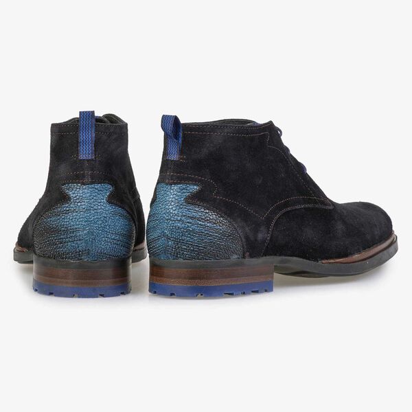 Donkerblauwe su&egrave;de veterboot