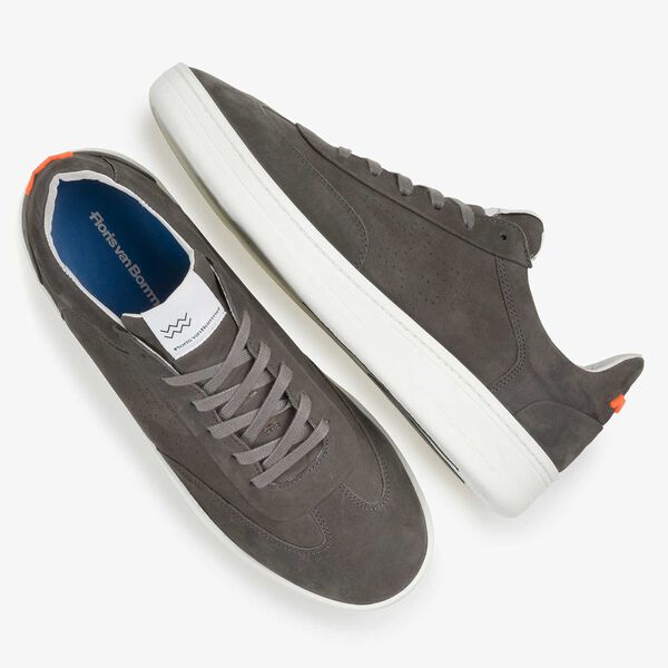 Donkergrijze nubuckleren sneaker