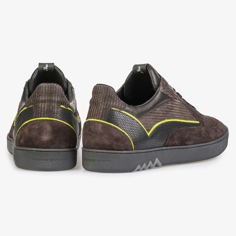 Donkerbruine su&egrave;de sneaker met dessin