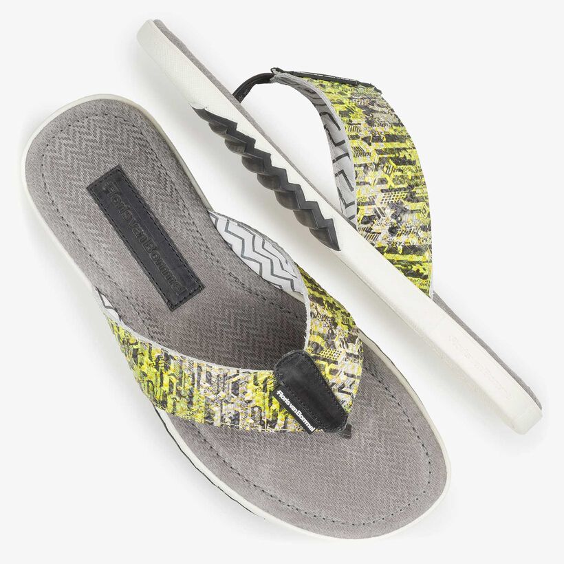 Gele leren teenslipper met snakeprint