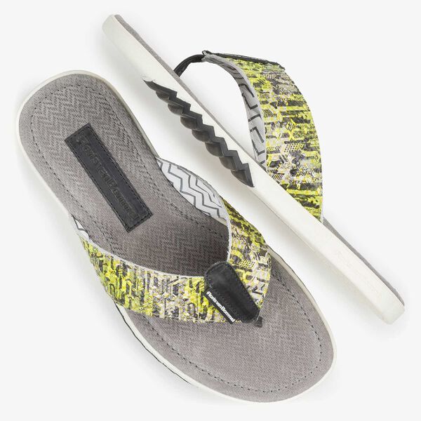 Gele leren teenslipper met snakeprint