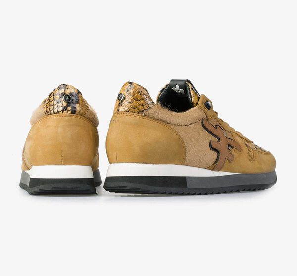 Okergele leren sneaker met ponyhair