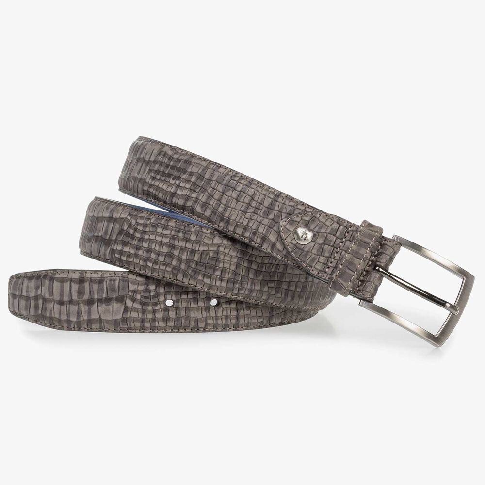 Donkergrijze nubuckleren riem met crocoprint
