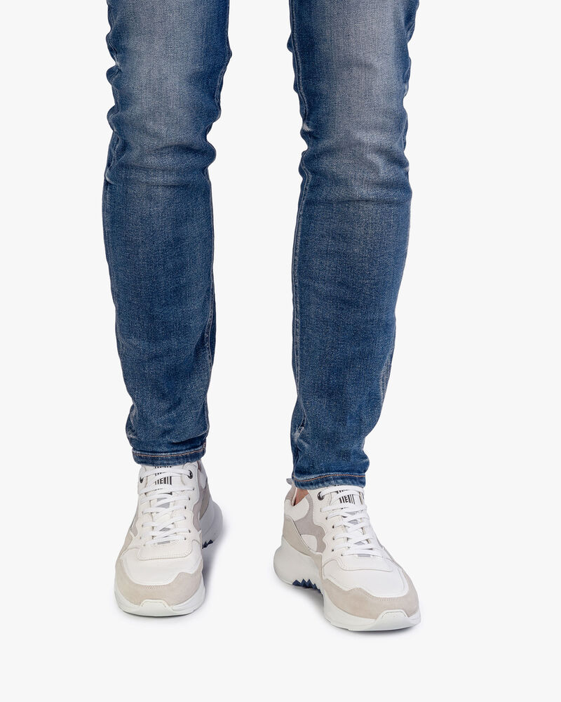 Witte sneaker su&egrave;de