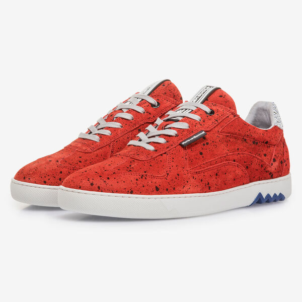 Rode su&egrave;de sneaker met zwarte print