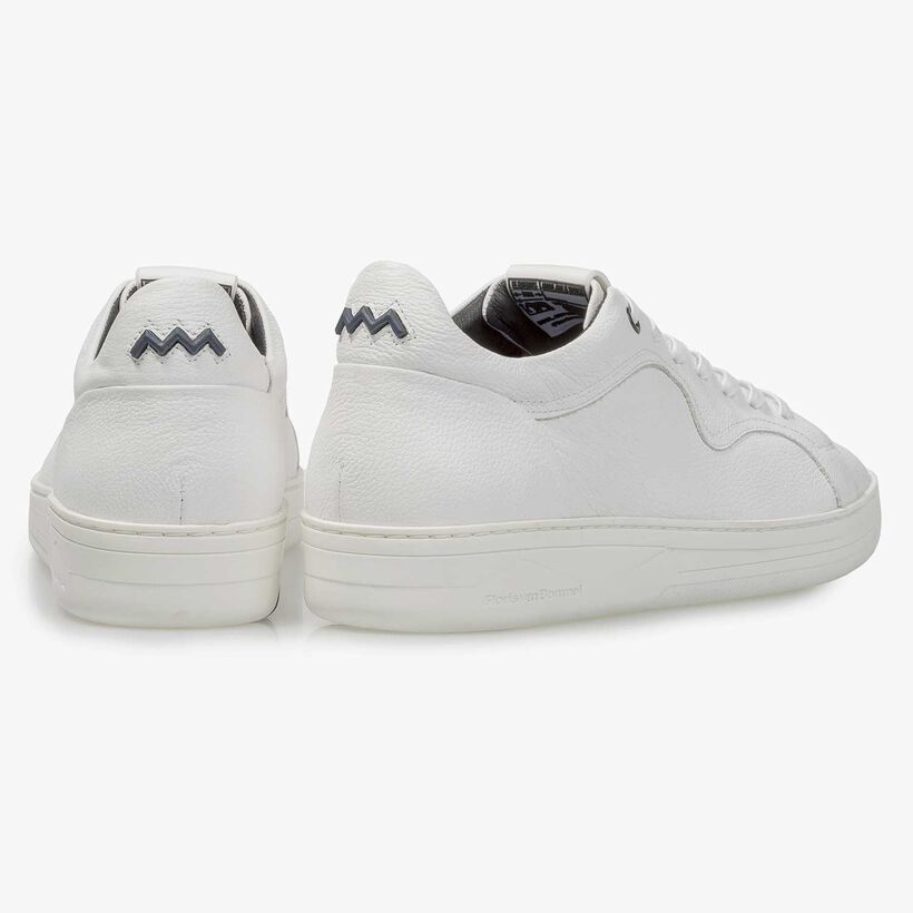 Witte kalfsleren sneaker met lichte structuur
