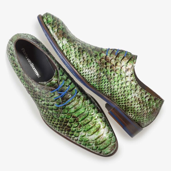 Groene lakleren veterschoen met snakeprint
